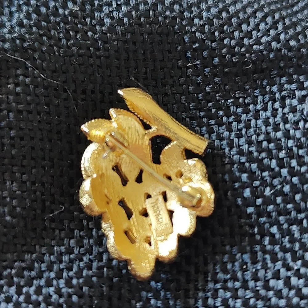 Crown Trifari Brushed Goldtone Grape Cluster Pin Brooch Vintage